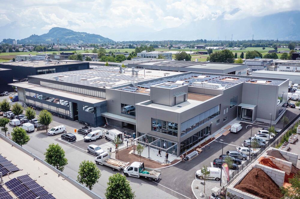 Das neue, hochmoderne «Green Building» von Forstner in Feldkirch, bietet etwa 1400 m² Produktionsfläche, mehr als 500 m² Büro- und Sozialräume sowie einen rund 300 m² grossen, multifunktionalen Showroom.